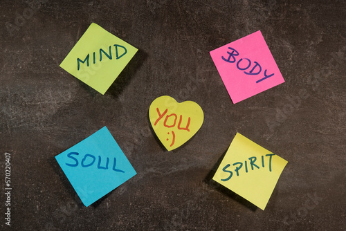 kolorowe kartki z napisami ciało, dusza, umysł, duch, koncepcja rozwoju, samoświadomości