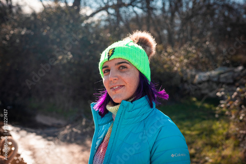 mujer joven con gorro de invierno