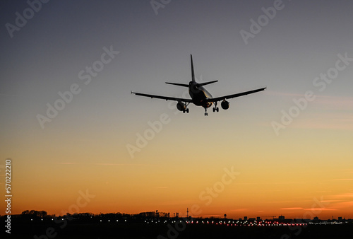 avion vol aeroport atterrissage voyage ciel soucher soleil climat environnement © JeanLuc