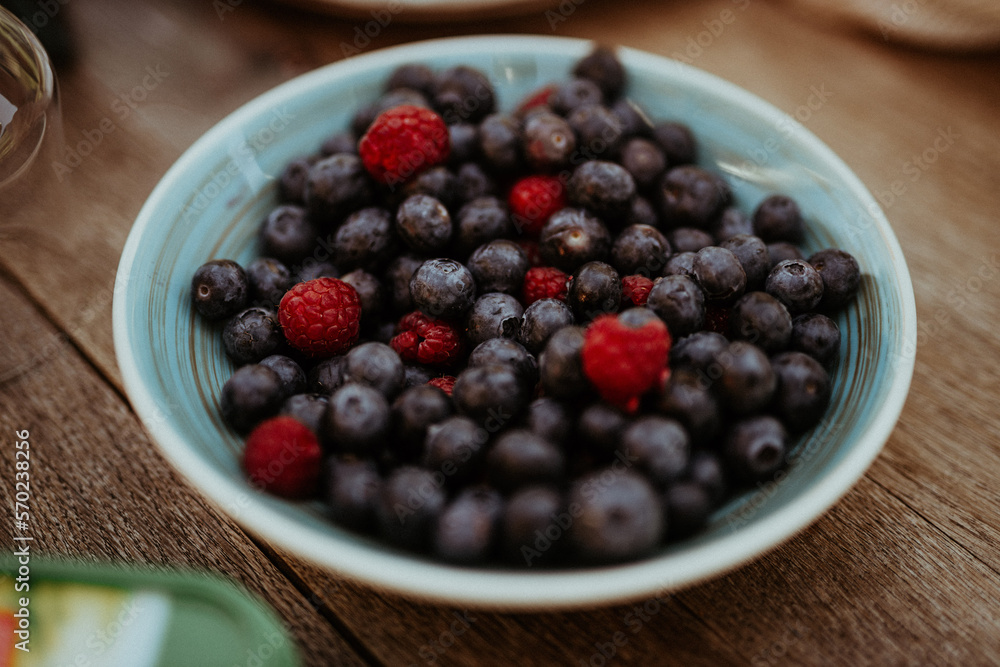Teller mit Waldbeeren Teller mit Waldbeeren