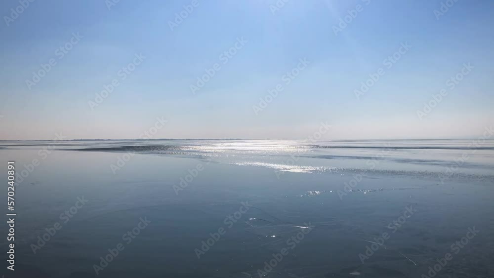 Zugefrorener Neusiedler See, Burgenland, Österreich Zugefrorener Neusiedler See, Burgenland, Österreich