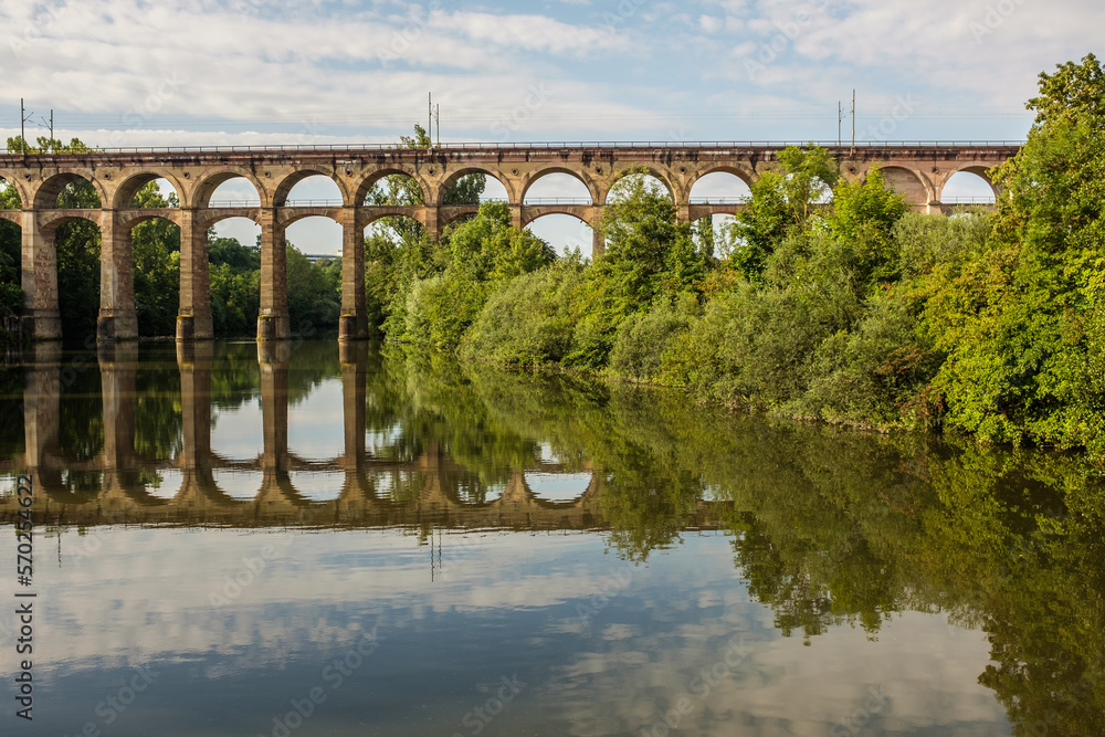 Fototapeta premium Viadukt mit Spiegelung in Fluss