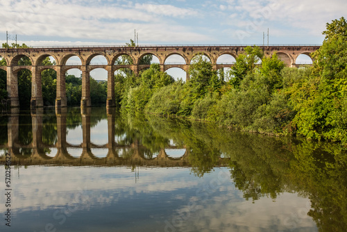 Viadukt mit Spiegelung in Fluss