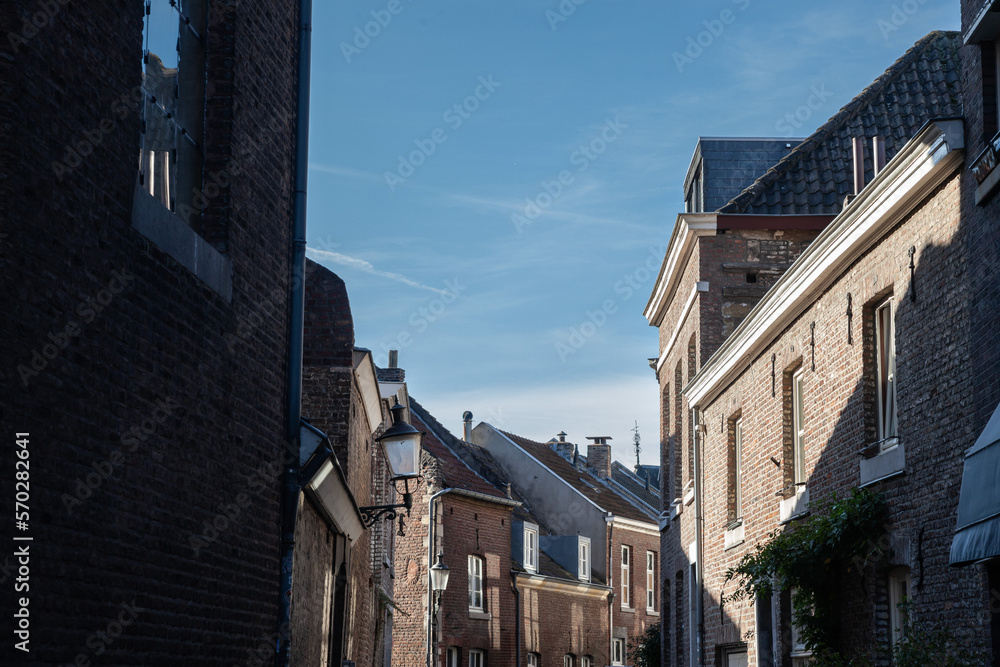 Obraz premium Old residential houses in the city center of Maastricht, Netherlands, in an old medieval street with residential buildings..
