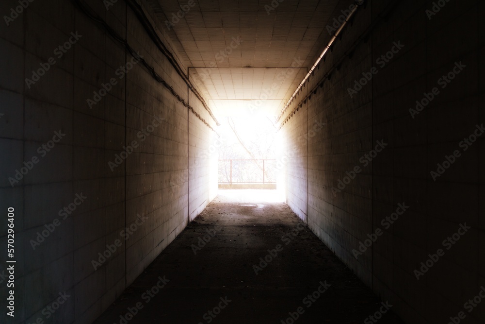 暗いトンネルの向こうの光