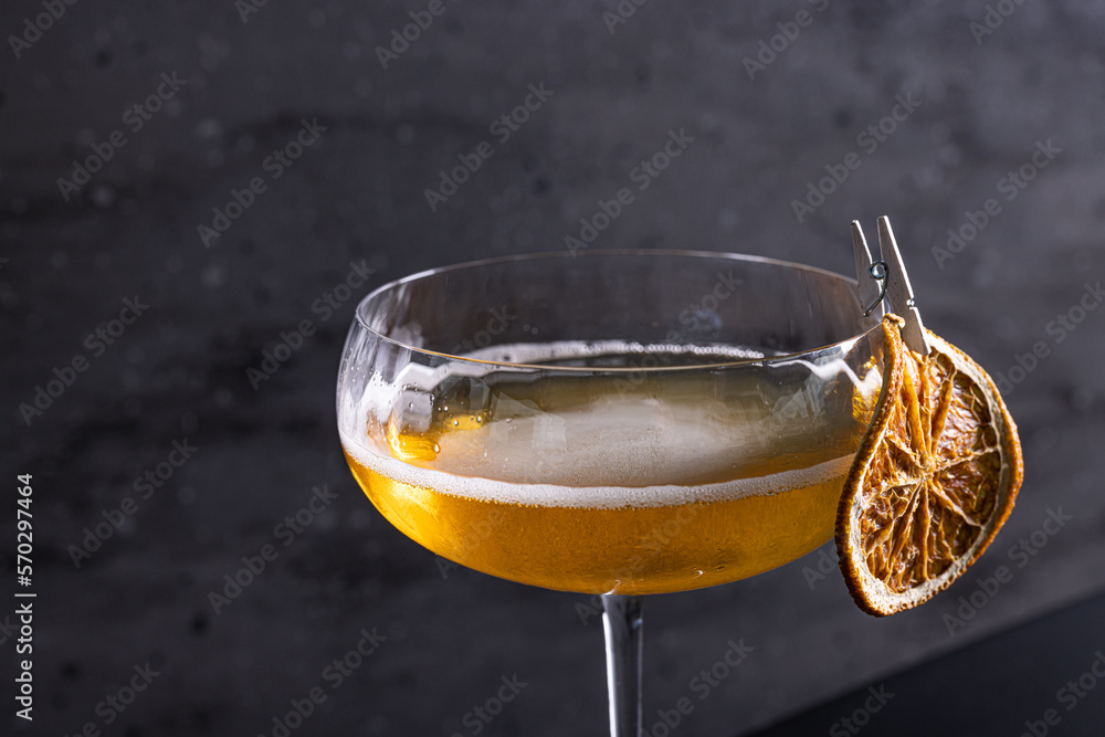 Cocktail Angel Face fatto con apricot brandy, calvados e gin arte ...