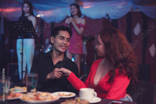 Fotografía A gentleman gives a shy handshake as he is happy to meet his date for the first time