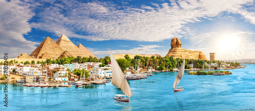 Cuadro en lienzo Skyline panorama of Aswan city on the way to the Great Sphinx and Pyramids of Eg