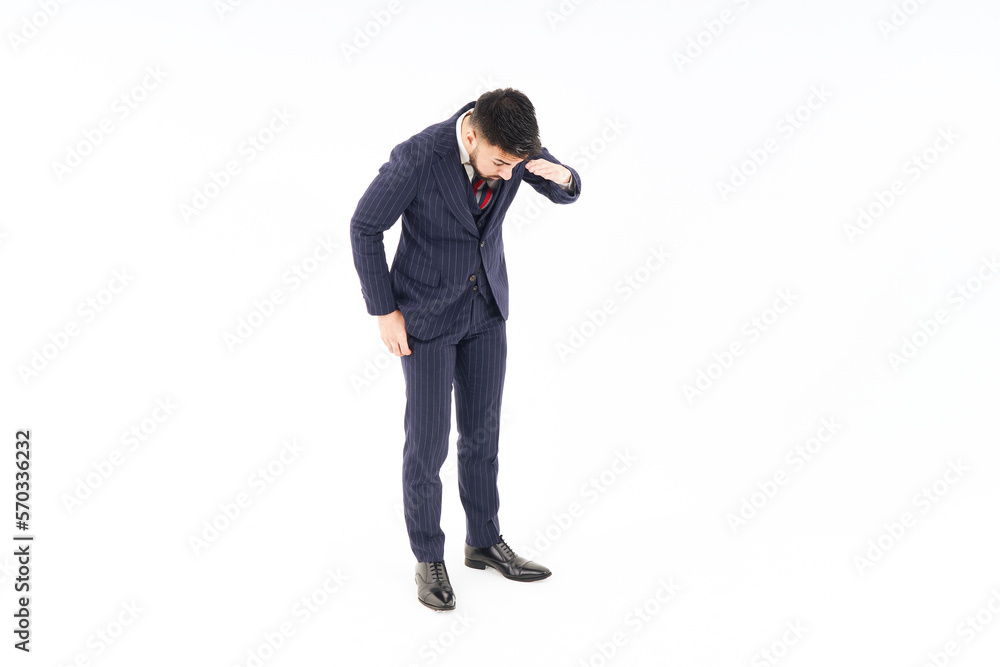 Obraz premium 画面の下の方を見つめるビジネスマン