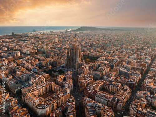 Canvas Print Aerial view of Barcelona City Skyline and Sagrada Familia Cathedral at sunset