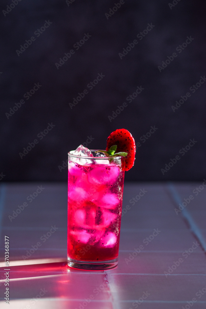 Suco de Dragon fruit. suco de Pitaya. Vertical Suco de Dragon fruit. suco de Pitaya. Vertical