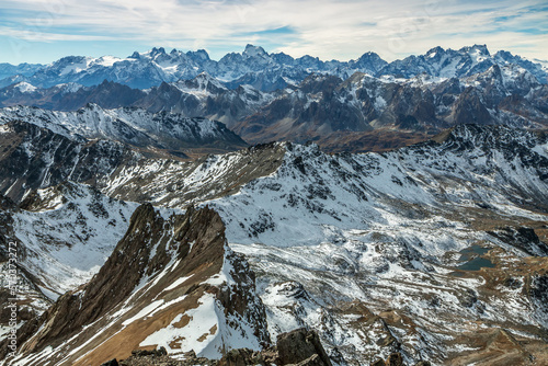Vue sur le massif des Ecrins depuis le Mont thabor .Paysage du massif des Cerces et du Mont Thabor à l' automne , Hautes-Alpes , France	
