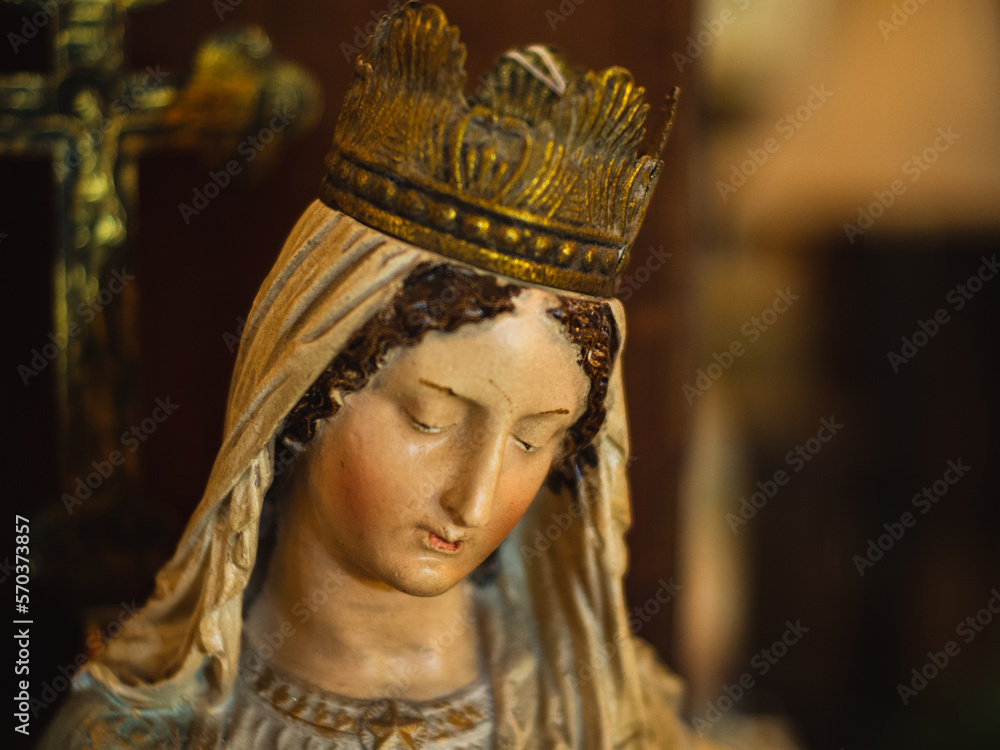 Fototapeta premium a statue of the virgin mary