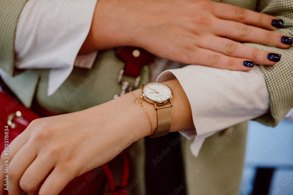 Fototapeta premium womans watch gold business 