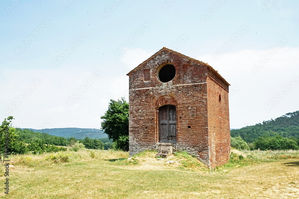 Φωτογραφία Small chapel near the abbey of San Galgano, Tuscany, Italy