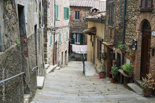 Fototapeta Naklejka Na Ścianę i Meble -  Alley in the ancient village of Chiusdino, Tuscany, Italy