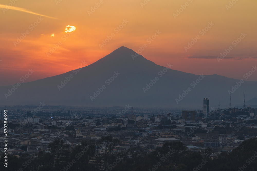 Volcán Popocatépetl durante el atardecer con vista a la ciudad de Puebla