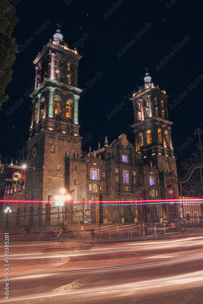 Obraz premium Catedral de Puebla durante la noche con barrido en larga exposición