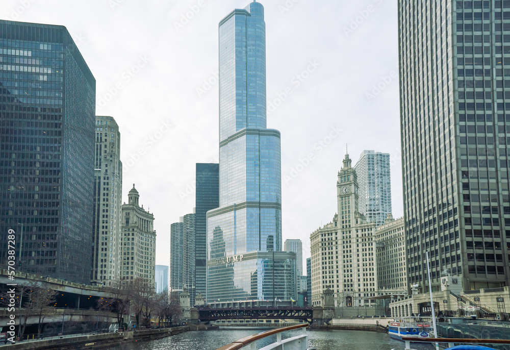 Obraz premium Jan 01, 2023, Illinois, US. Traveling down the Chicago River in Illinois, USA. The city is well-known for its riverside sky rocket buildings. The architecture is a mix of old and new designs.