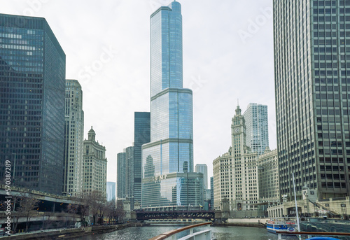 Jan 01, 2023, Illinois, US. Traveling down the Chicago River in Illinois, USA. The city is well-known for its riverside sky rocket buildings. The architecture is a mix of old and new designs.