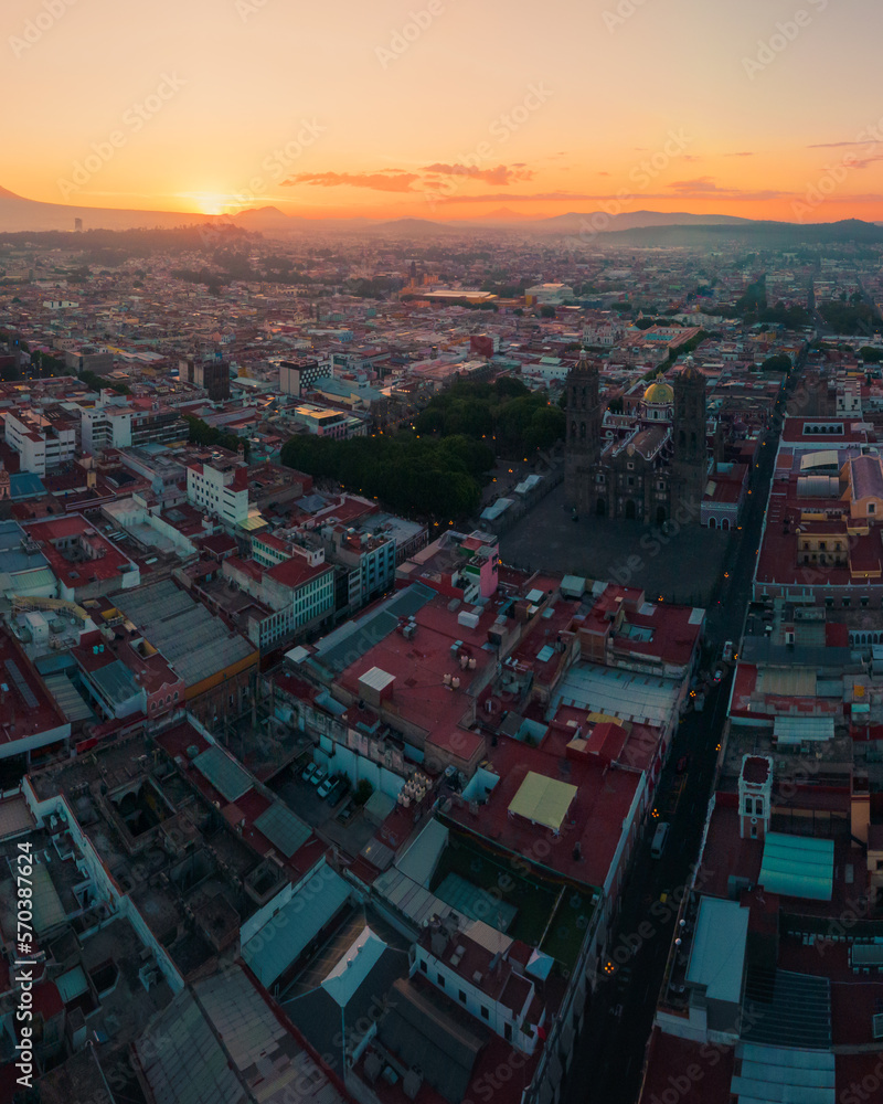 Amanecer a contraluz en la zócalo de Puebla, con dron
