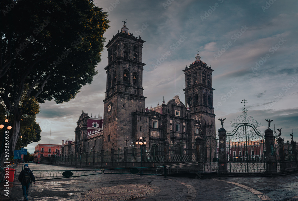 Obraz premium La catedral de Puebla durante una mañana lluviosa
