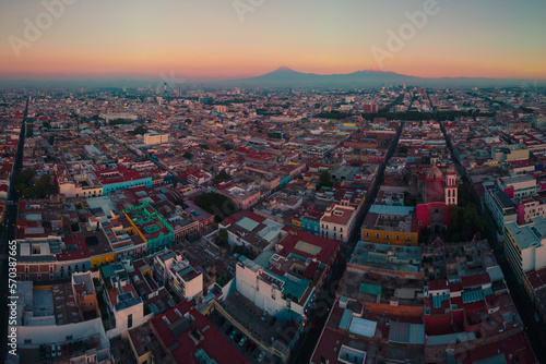 Konstfotografi Los volcanes Popocatépetl e Iztaccíhuatl vistos desde el zócalo de Puebla en una