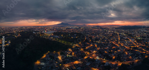 Panorama a  reo de un amanecer nublado desde los Fuertes  en Puebla