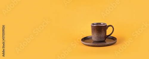 Taza café en fondo banner largo simple minimalista de color Amarillo