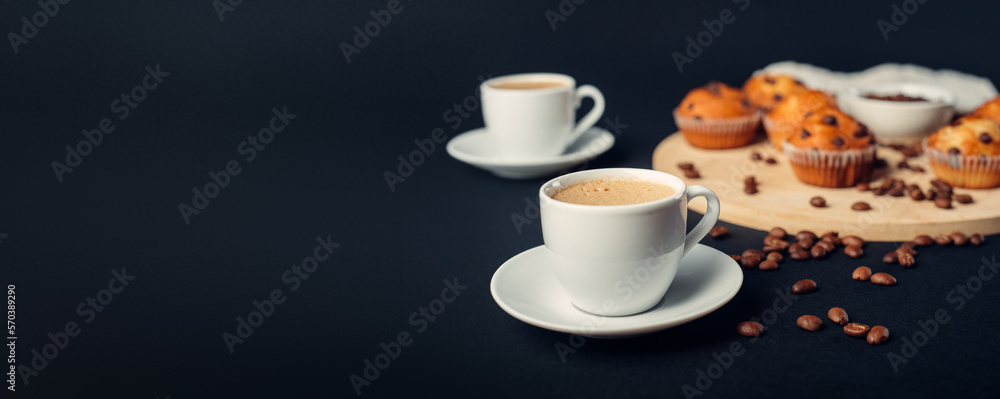 Dos tazas de café, desayuno con muffins de chocolate, en una bandeja de madera, granos de café en fondo banner largo azul oscuro - obrazy, fototapety, plakaty 