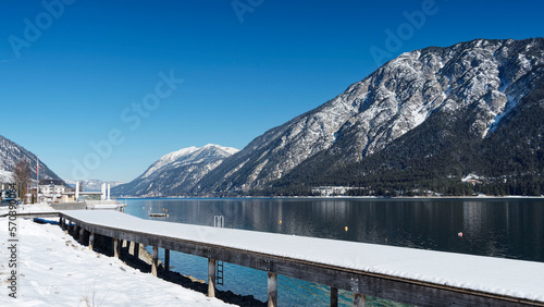 Achensee in der Gemeinde Eben am Achensee in Tirol. Blick vom Pertisauer Ufer. Sein ruhiges Wasser am Fuße der schneebedeckten Berge photo