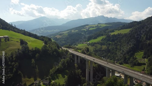 Flug über Berge Landschaft Autobahn im Sommer