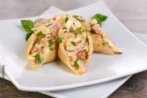 Pasta Conchiglioni stuffed with tender chicken pieces, mushrooms and vegetables in a rich creamy sauce.