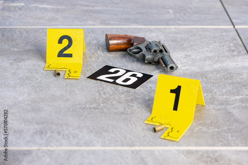 Revolver mit Hülsen am Tatort