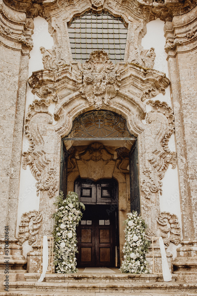 L'entrée de l'église décorée de fleurs pour la célébration de mariage