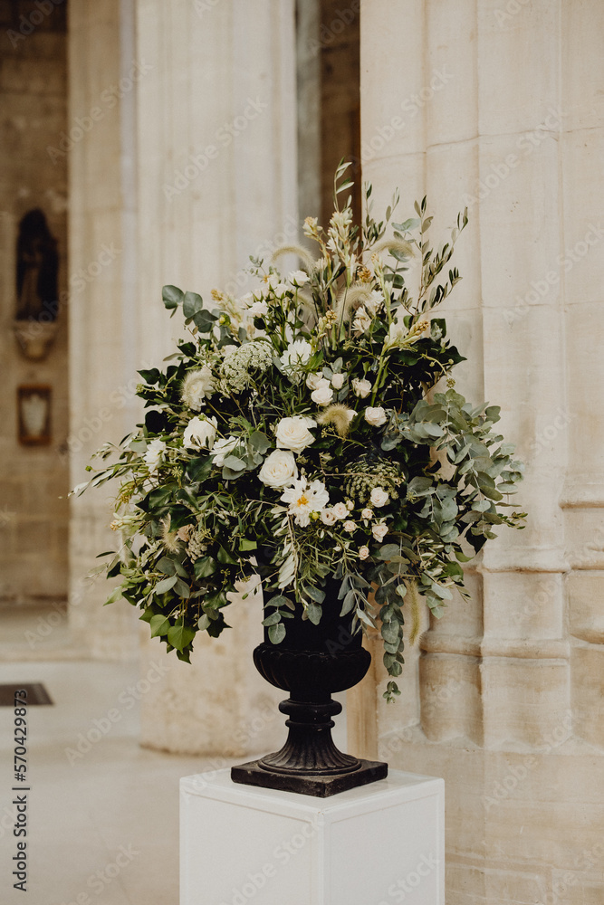 Bouquet de fleurs décorant l'entrée de la cérémonie religieuse 