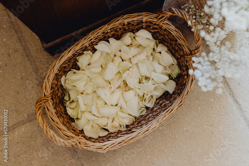 Lancer des pétales de fleurs sur les mariés