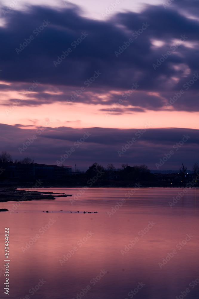luce ala tramonto con nuvole viola