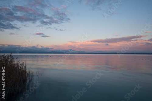 Lago calmo al tramonto