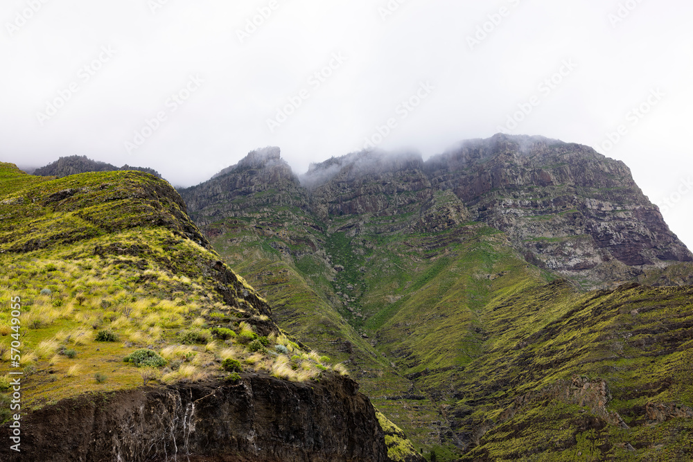 Obraz premium Reaching for the Clouds: The Majestic Mountain