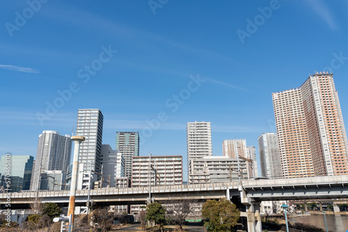 東京品川　運河沿いの高層ビルの風景 © EISAKU SHIRAYAMA