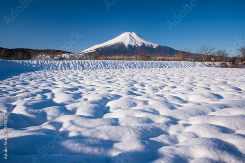 忍野村から富士山と雪景色