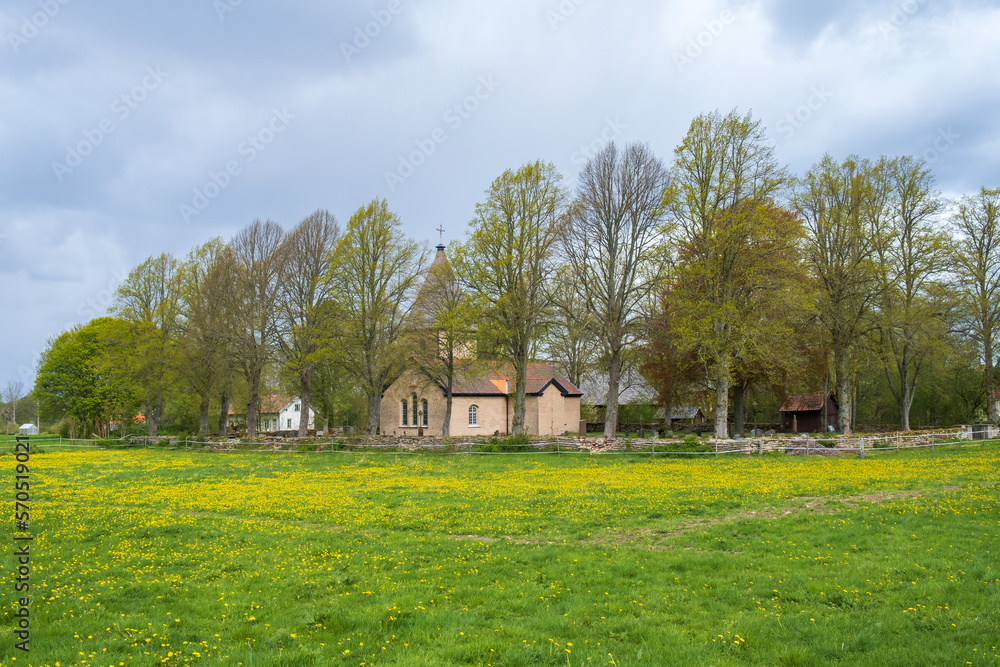 Obraz premium Church in the countryside by a meadow