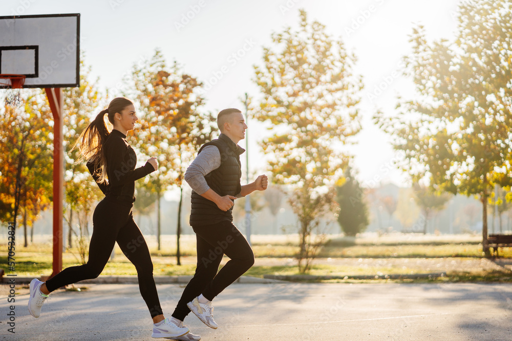 Obraz premium Beautiful sporty couple warming up before training