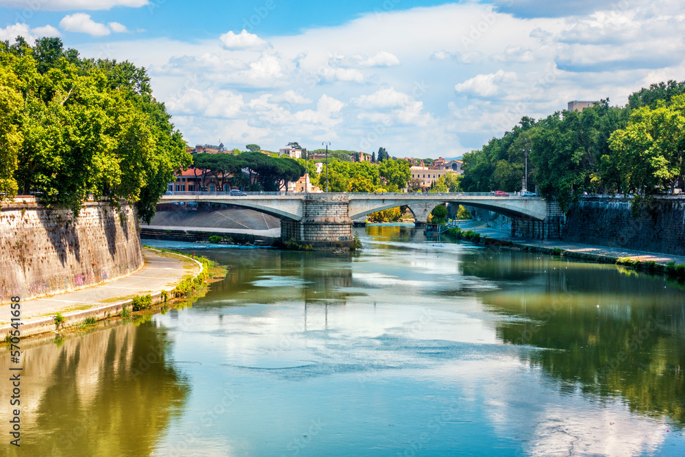 Der Ponte Garibalidi verbindet die Altstadt als viel befahrene Straßenbrücke über den Tiber mit Trastevere