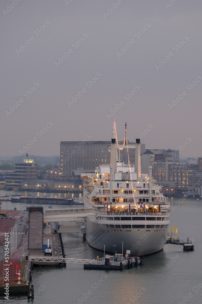 Blick auf Hotel Kreuzfahrtschiff Holland America HAL SS Rotterdam vor Industriegelände im Hafen von Rotterdam, Holland - Hotel cruiseship Cruise ship ocean liner Rotterdam in port