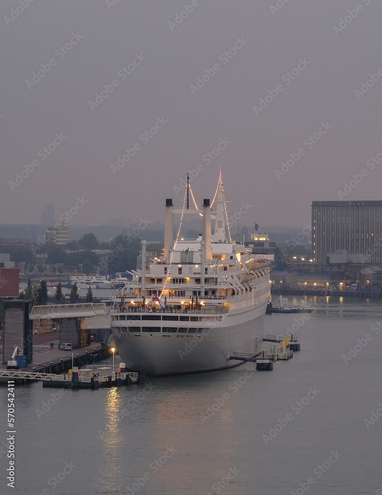 Blick auf Hotel Kreuzfahrtschiff Holland America HAL SS Rotterdam vor Industriegelände im Hafen von Rotterdam, Holland - Hotel cruiseship Cruise ship ocean liner Rotterdam in port