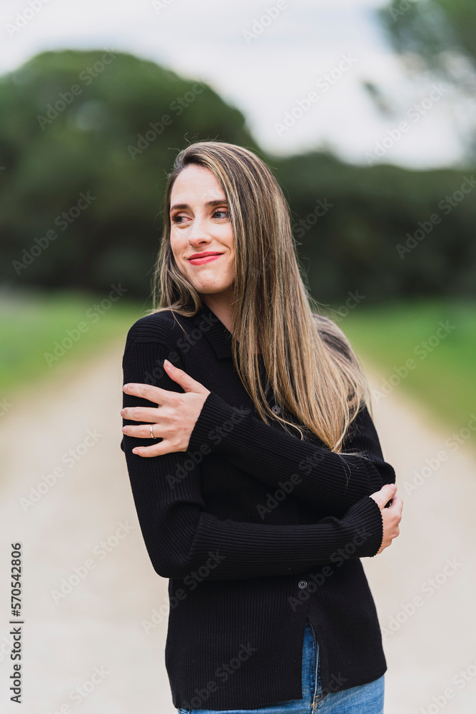 Chica joven con pelo largo liso y vestidos pintorescos en zona boscosa tomándose fotos y posando Chica joven con pelo largo liso y vestidos pintorescos en zona boscosa tomándose fotos y posando