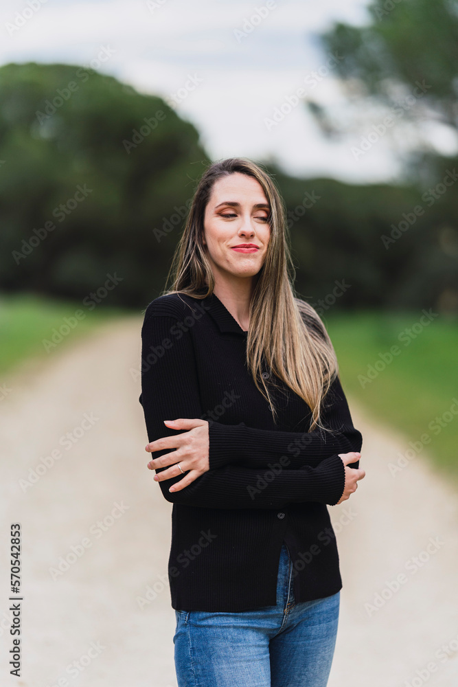 Chica joven con pelo largo liso y vestidos pintorescos en zona boscosa tomándose fotos y posando Chica joven con pelo largo liso y vestidos pintorescos en zona boscosa tomándose fotos y posando