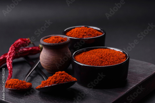 Cuadro en lienzo Spice smoked paprika in the form of powder in bowls and spoons